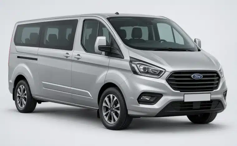 Illustration générée par IA d’un Ford Tourneo Custom argenté, vue de trois quarts avant
